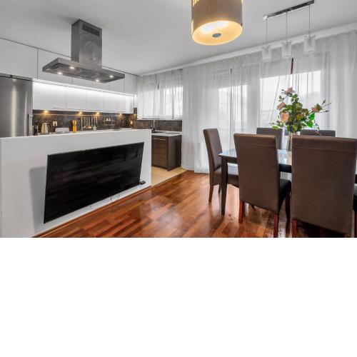 Bemowo Business Apt - 62m2, Parking, Metro & Park Nearby - by Rentujemy