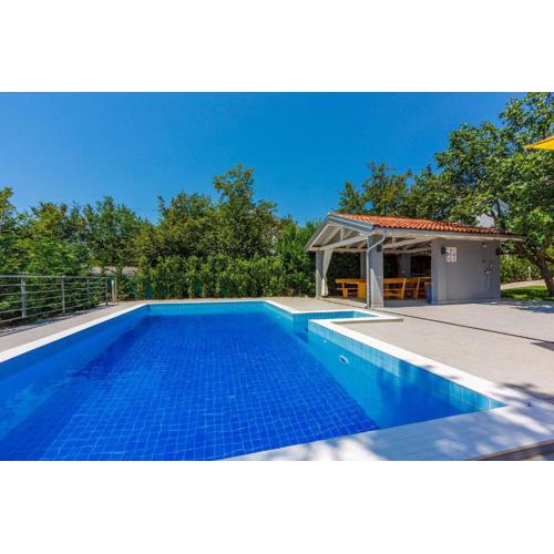 Besondere Villa mit Pool, 350 Meter zum Strand