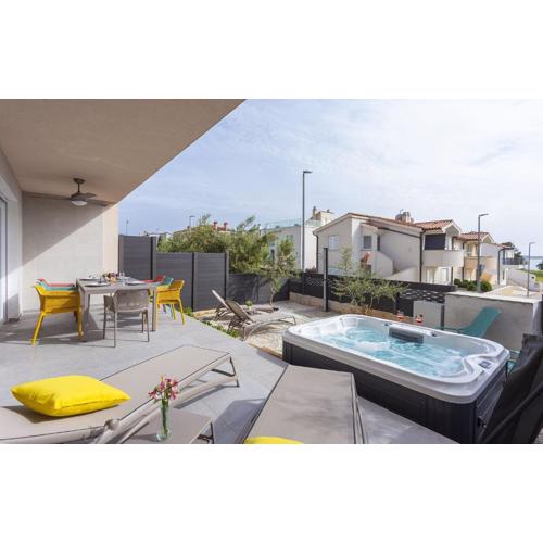 Bezauberndes Apartment 100 Meter zum Sandstrand mit Meerblick, Jacuzzi, BBQ