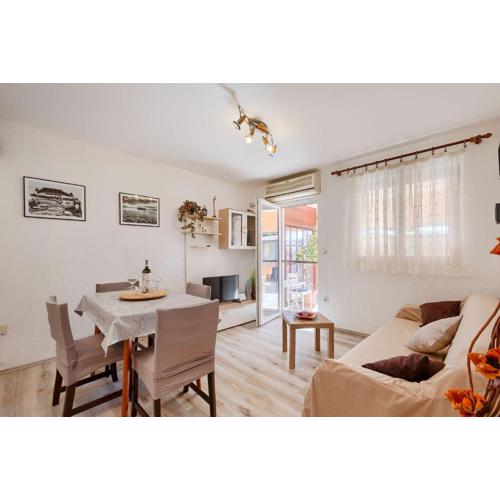 Bezauberndes Apartment mit beheiztem Privatpool, Grill, Babybett, Grill, WiFi