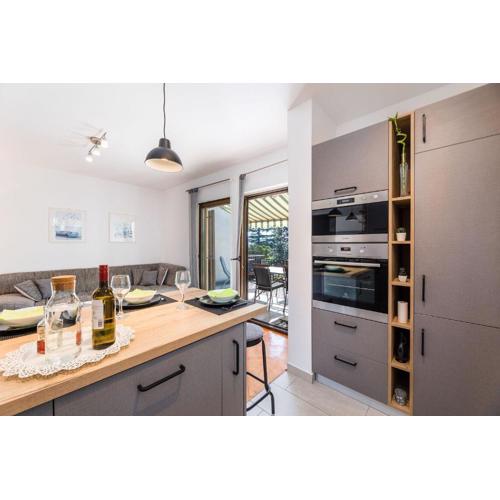 Bezauberndes Apartment nur 150 Meter zum Strand mit Meerblick, Grill, WiFi