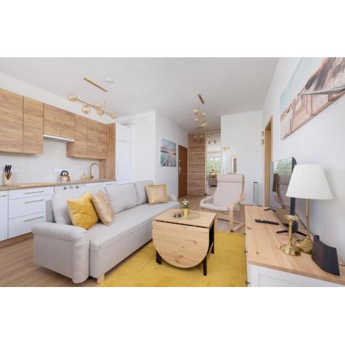 Beżowy Apartament Przy Parku w Katowicach z Widokiem na Staw i Biurkiem by Noclegi Renters