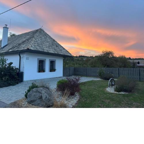 Biely domček so záhradou v malej obci Devičie