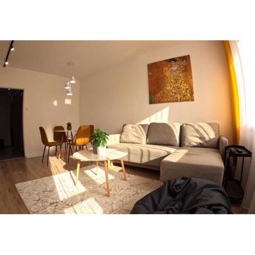 Big and sunny KLIMT APT with super king size bed, comfy office, 3 beds 6 person