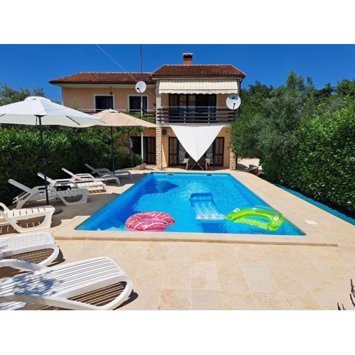 Big pool apartment in Pula