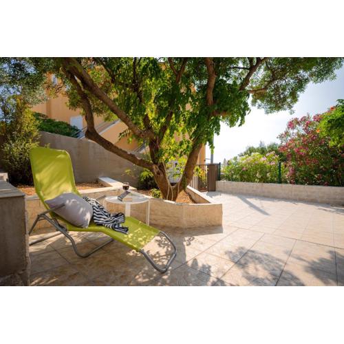 Big sunny terrace apartment Hvar