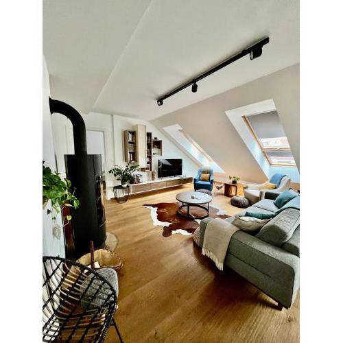 BL - The Penthouse, 24hr Self Check-in, 2 Bedrooms, Fireplace, AC, Panoramic View from main Balcony, 3-minute walk to City Center