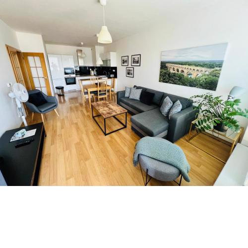 BL City View Apartment, 24hr Self Check-in, Free Private Parking, Panoramic View from Balcony, 5-minute walk to City Centre