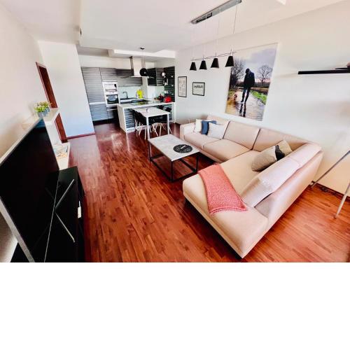 BL Luxury Apartment, 24hr Self Check-in, Free Private Garage Parking, Panoramic Views from Balcony, 5 minute walk to City Center
