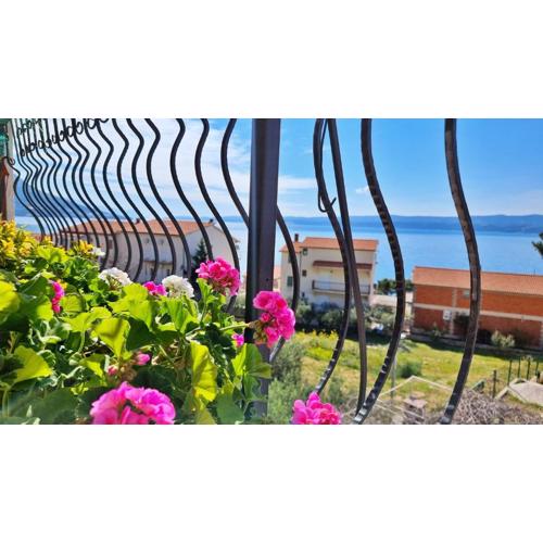 Black and White Apartment - 2 bedrooms, walk to the beach