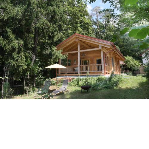 Blockhaus Chalet mit beheizbarem Badefass und Infrarotsauna auf der Terrasse