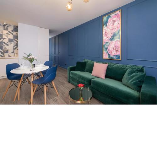 Blue and Green Apartment with Bright Pink Bedroom in Kraków by Noclegi Renters