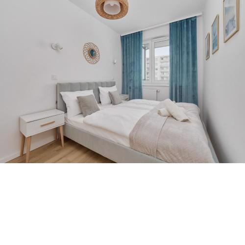 Blue Sky Apartment with Parking & Balcony by Noclegi Renters
