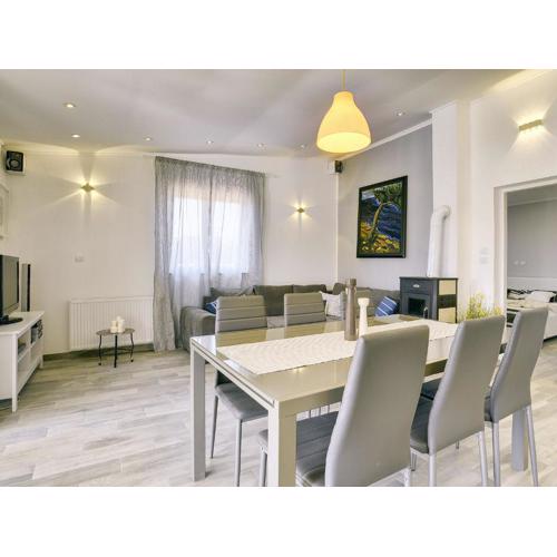 Boutique Villa in Peroj with garden
