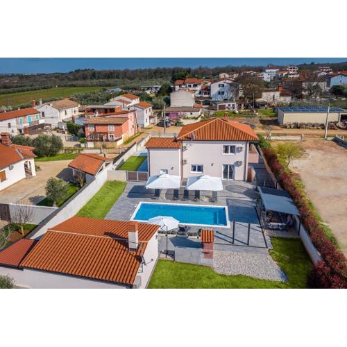 Brand new 6 bedroom villa, only 1500m from the beach