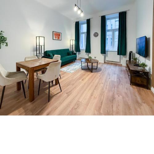 Brand new renovated, City Centre, quiet street, amazing location
