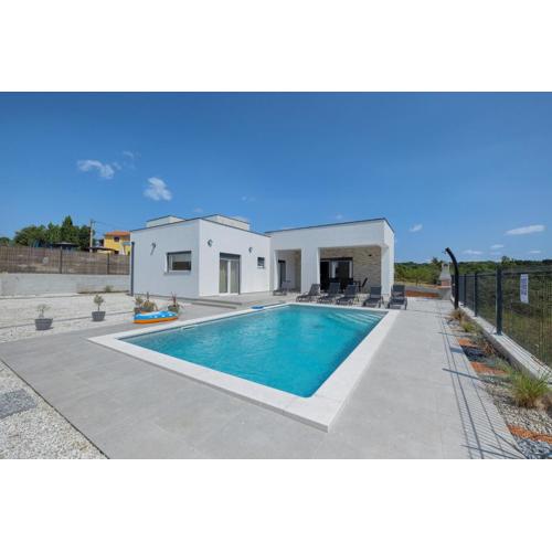 Brand new Villa Leny with heated pool