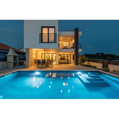 Brand new Villa Olivia 30m from the sea with heated pool and jacuzzi