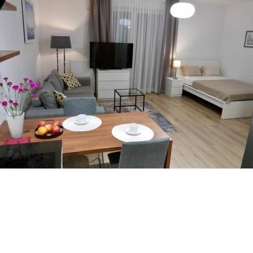 Branickiego 23 Apartment with AC-close to Medicover and Paley