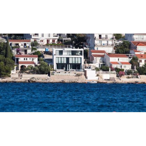Breathtaking Seafront Elegance Luxury Penthouse
