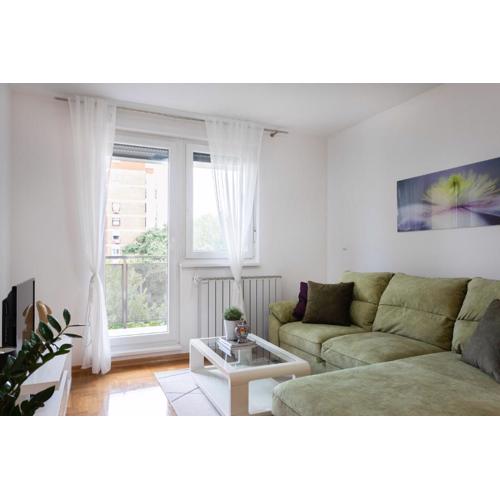 Bright 1BDR with Balcony & Parking