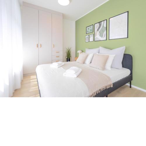 Bright 2BR - 8th floor - Balcony - Free Parking