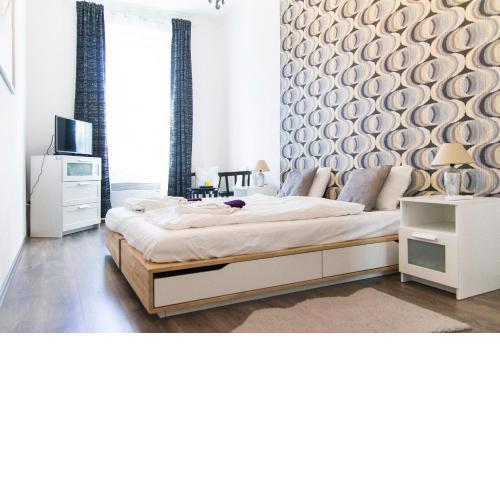 Bright 2BR&AC apt at Astoria