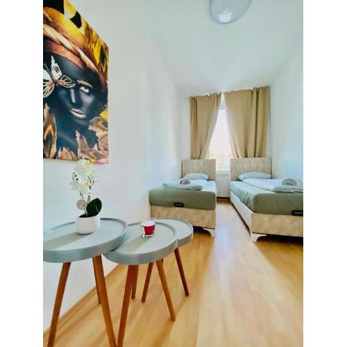 Bright 5BR Apartment w Great Transport Link