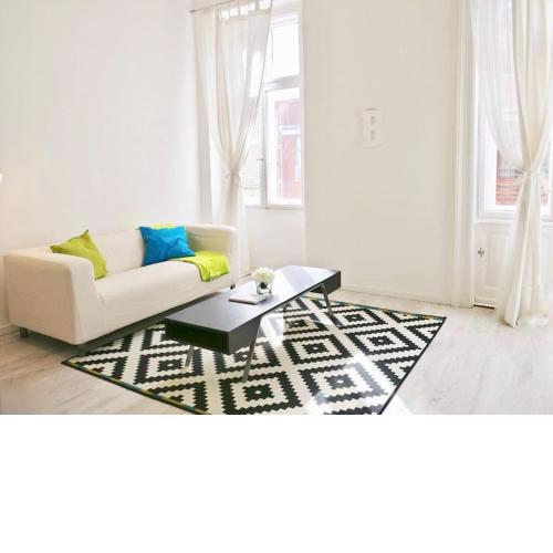 Bright and Cozy - City Center Apt