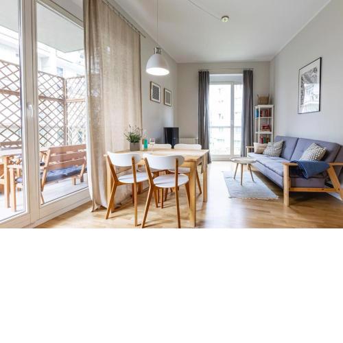 Bright and cozy apartment near park, with a huge terrace.