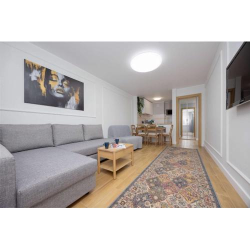 Bright Apartment with Air Conditioning in the Capital by Noclegi Renters