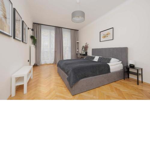 Bright Apartment with Balcony in Warsaw Wola by Noclegi Renters
