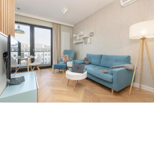 Bright Blue Apartment with Balcony, Parking and Air Conditioning in Warsaw by Noclegi Renters