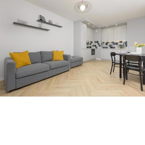 Bright, Cozy Apartment Close to the Airport by Noclegi Renters
