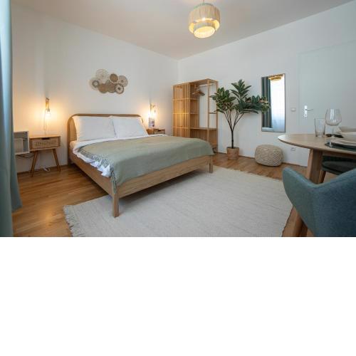 Bright Modern Studio in Center with a Queen Bed