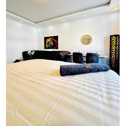 Bright Stay, 7BR Shared Apt Only 13Min to Belvedere Palace