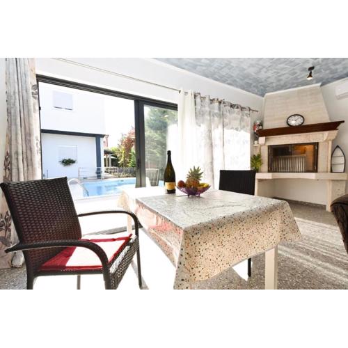 Bright studio apartment with pool view
