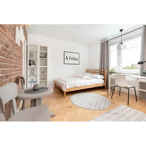 Bright Studio with Desk Ideal for Remote Work by Noclegi Renters