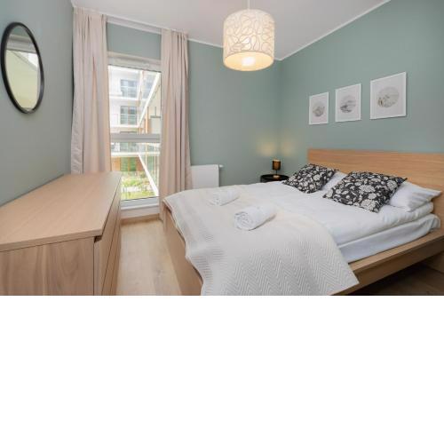 Bright & Stylish Apartment with Balcony 1,5 km to Gdańsk Main City by Noclegi Renters