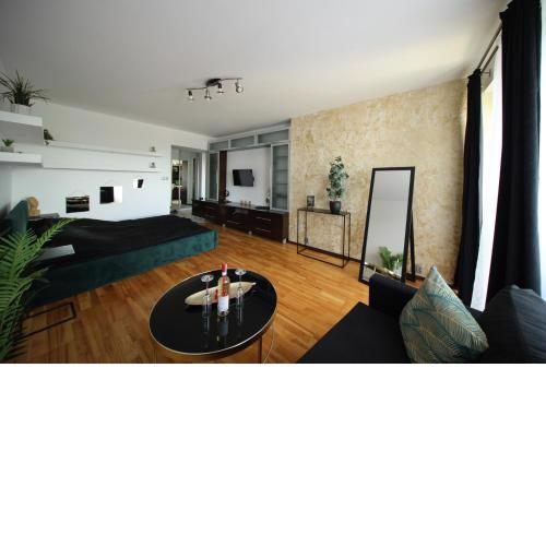 BRONCO APARTMENTS