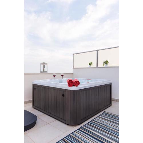 Bubbles Penthouse with Jacuzzi
