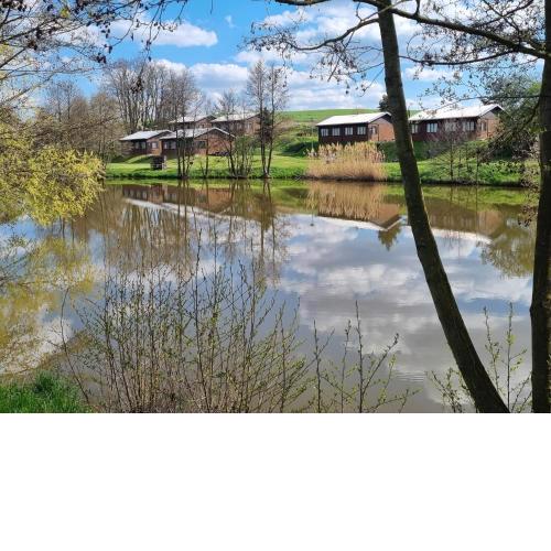 BUNGALOVY U RYBNÍKA