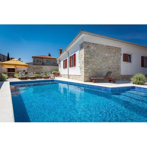 Casa grotta istriana mit neu pool near center in Pula