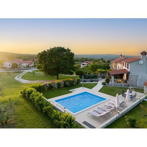 Casa Ivanovac with pool and large front yard
