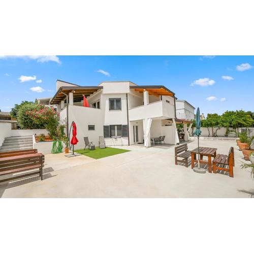 Casa Mira Apartments