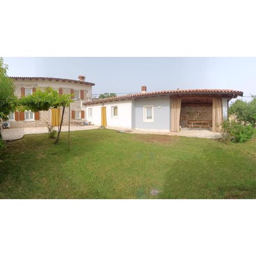 CASETTA CON GIARDINO e PORTICO