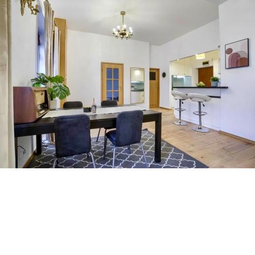 Castle & Culture Stay - Modern 2-Room with Balcony Apartment in Warsaw Center