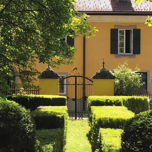 Castle with its own garden & parking space B