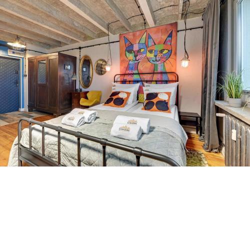 Cats & Crafts Loft by Downtown Apartments