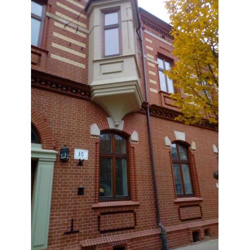 Ceglana kamienica nad Wisłą